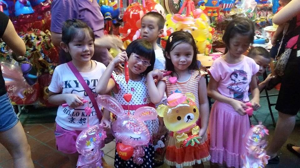 Tre Viet xung xinh vay ao tai pho den long o Singapore hinh anh