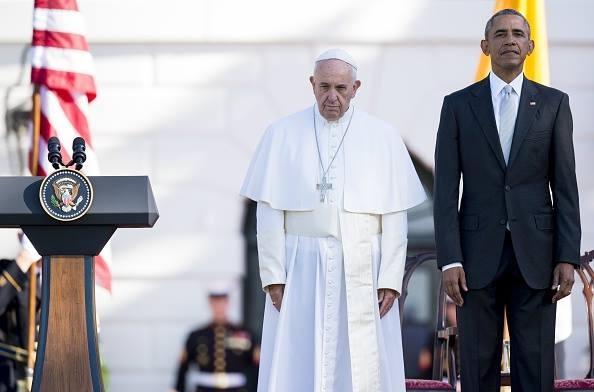 Sau khi hai nhân vật chào nhau, họ nghe quốc ca của Mỹ và thánh ca của Giáo hội Thiên chúa. Đây là chuyến thăm Mỹ đầu tiên của Giáo hoàng Francis kể từ khi ông trở thành người đứng đầu tòa thánh Vatican.