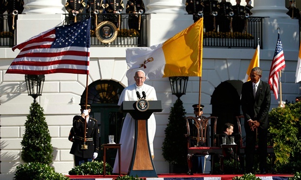 Đức Giáo hoàng phát biểu: “Chào buổi sáng. Tôi biết ơn sâu sắc về sự đón tiếp của người Mỹ dành cho tôi. Là con trai của một gia đình nhập cư, tôi hạnh phúc khi trở thành danh dự của đất nước các bạn, đất nước được dựng xây lên bởi những gia đình nhập cư như thế