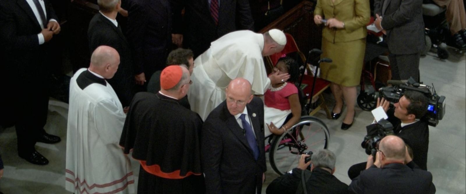 Giao hoang ban phuoc lanh cho co gai khuyet tat o My hinh anh