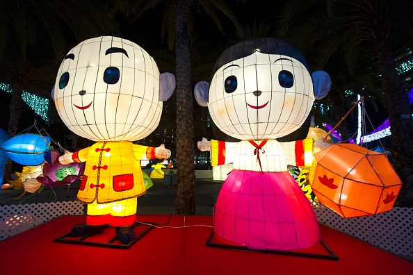 Den long, hinh nom thap sang duong pho chau A dip Trung thu hinh anh