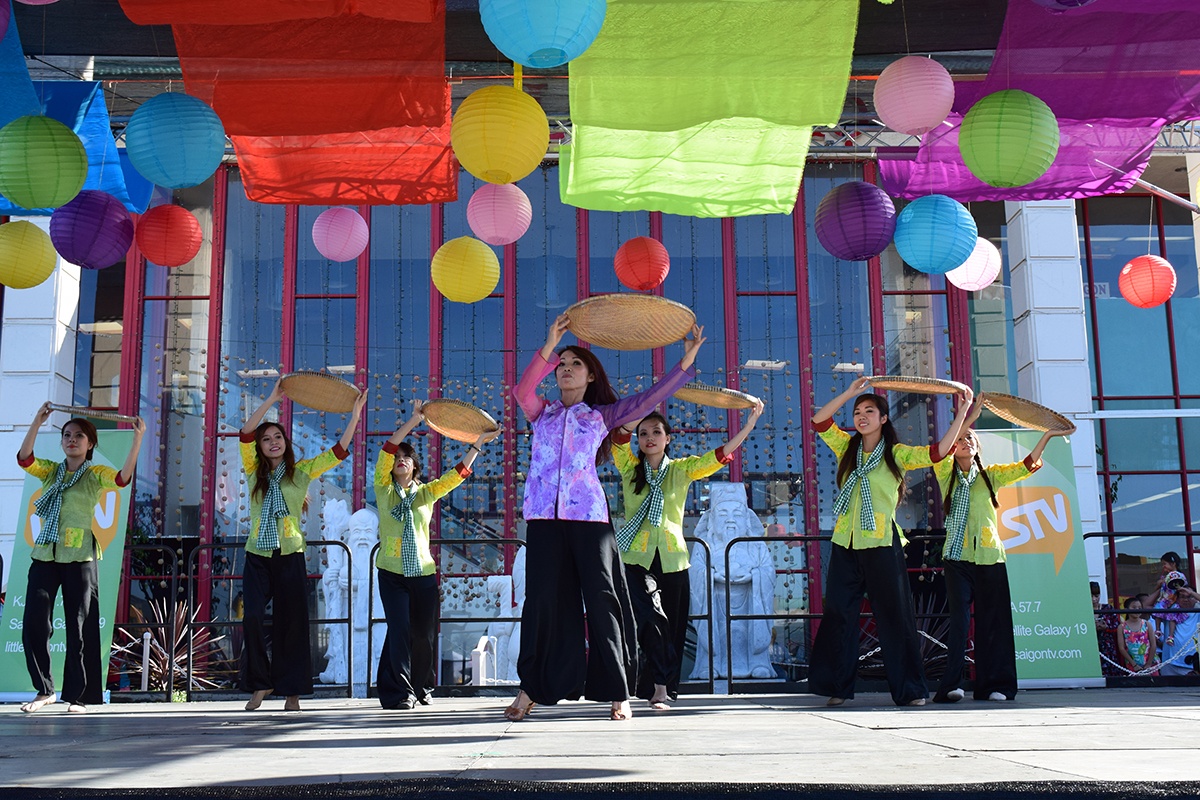 Màn múa Ngày mùa của bà con người Việt tại Mỹ. Sân khấu trước Thương xá Phước Lộc Thọ được trang trí những chiếc đèn lồng và sẽ được thắp sáng trong đêm trăng.