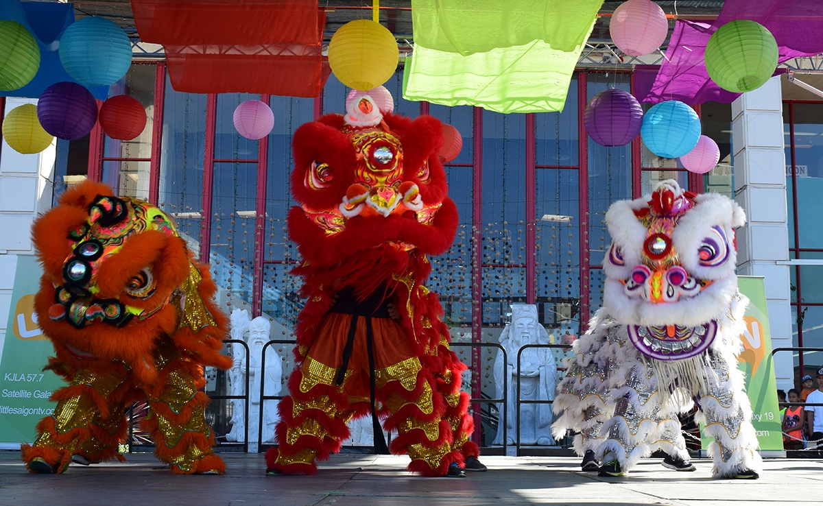 Màn múa lân khai mạc chương trình Tết Trung thu tại thương xá Phước Lộc Thọ, khu Little Saigon, bang California, đúng ngày rằm tháng 8. 