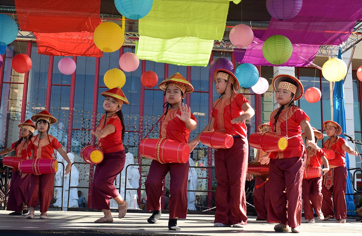 Tiết mục Trống cơm của các em học sinh gây sự chú ý với khán giả vì sự đạo cụ đẹp mắt và những động tác vui vẻ. 