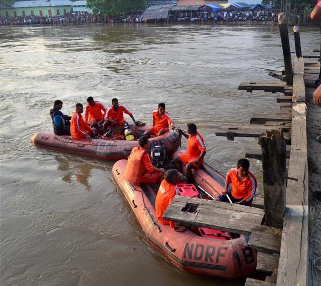 Lat thuyen o An Do, 50 nguoi co the chet chim hinh anh