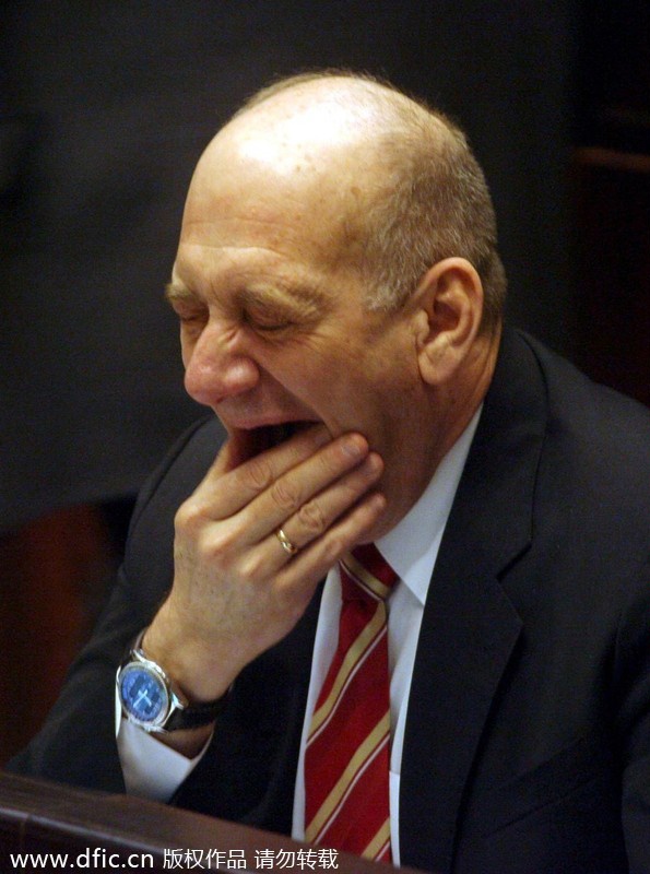 Ehud Olmert khi còn là thủ tướng Israel cũng bị bắt gặp ngáp khi đang lắng nghe các phát biểu trong quốc hội nước này ngày 14/3/2007. Ảnh: Icpress.cn