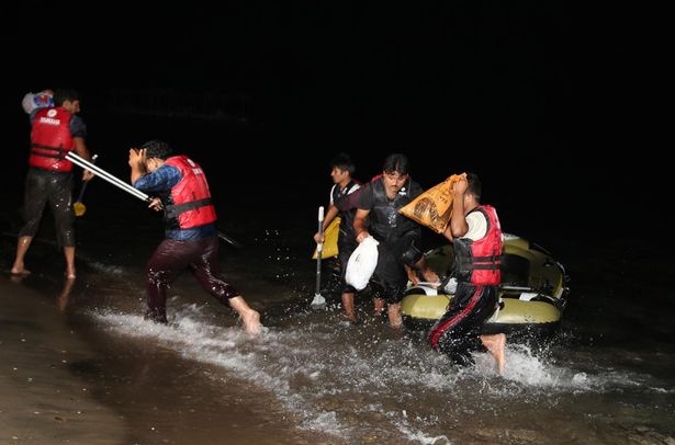 Thi the tre di cu dat vao bo bien Hy Lap hinh anh