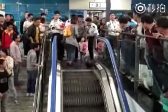 Hien truong vu thang cuon ket chet be trai Trung Quoc hinh anh