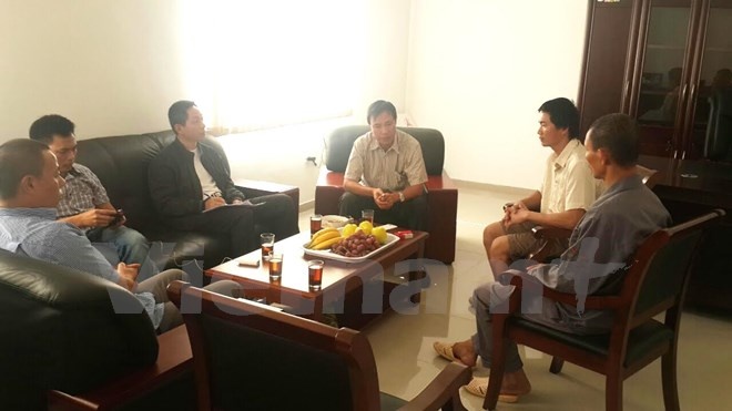 Dai su quan Viet Nam tai Algeria gap chu bao hanh lao dong hinh anh