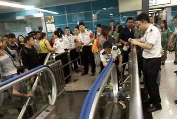 Nguyen nhan em be Trung Quoc tu vong trong thang cuon hinh anh