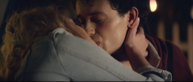 Doan quang cao keo cao su lay dong cu dan mang hinh anh