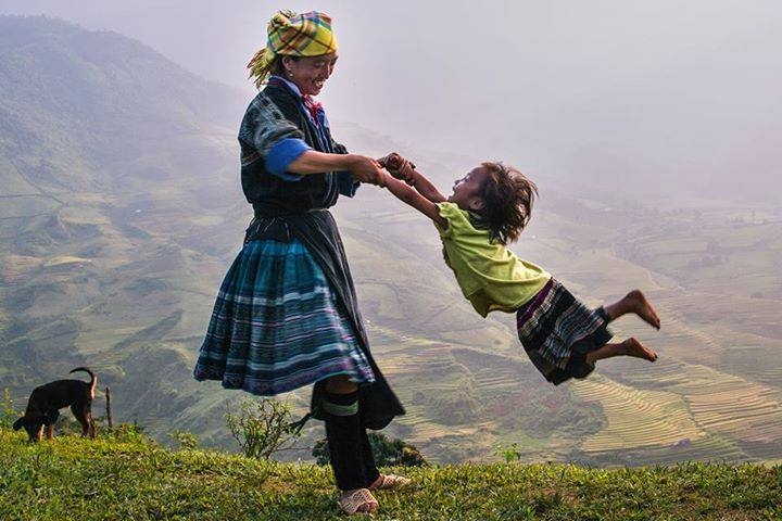 Hoàng Hải Thịnh chụp tác phẩm Hai mẹ con chơi đùa với nhau tại Yên Bái. Ảnh: Nguyễn Hải Thịnh