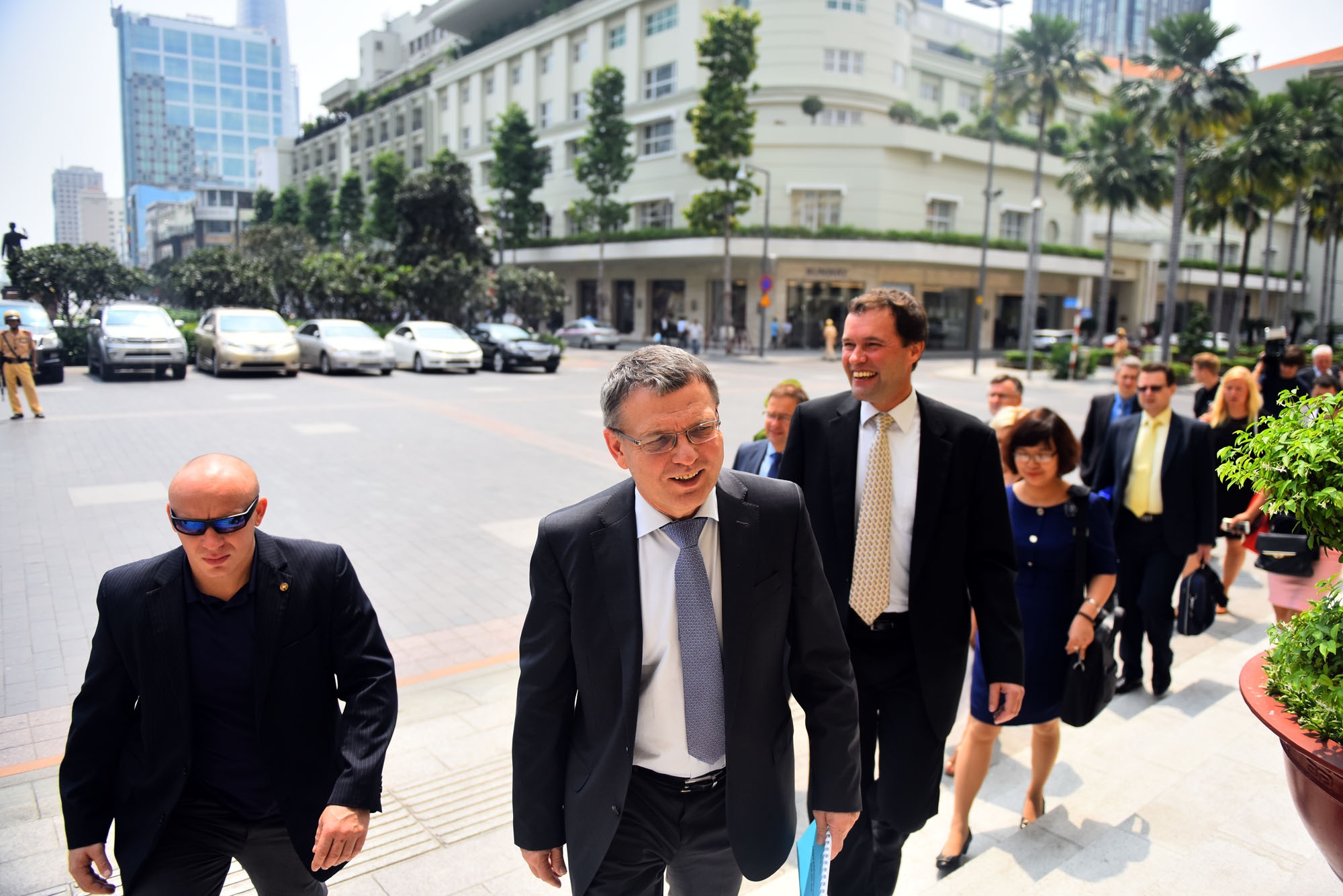 Ngoai truong Czech dao qua pho di bo Nguyen Hue hinh anh