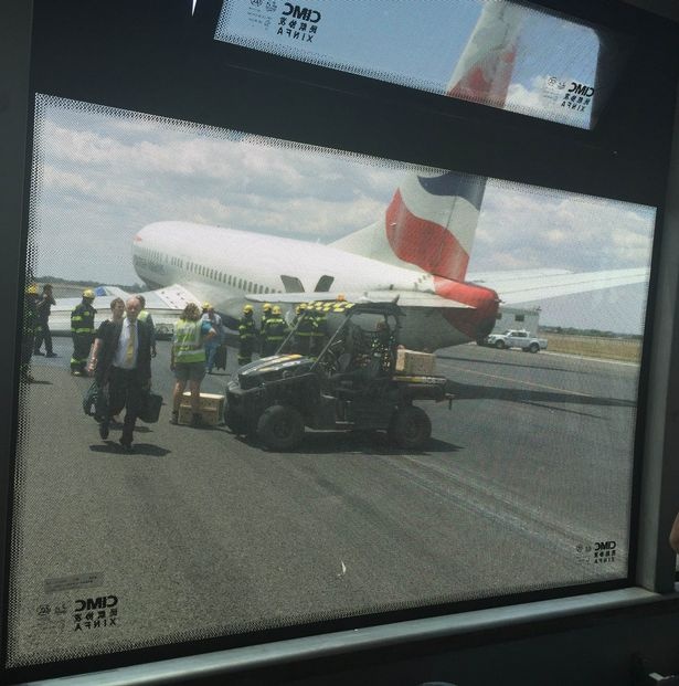 Lực lượng cứu hộ tiếp cận phi cơ vừa hạ cánh. Ảnh: Mirror