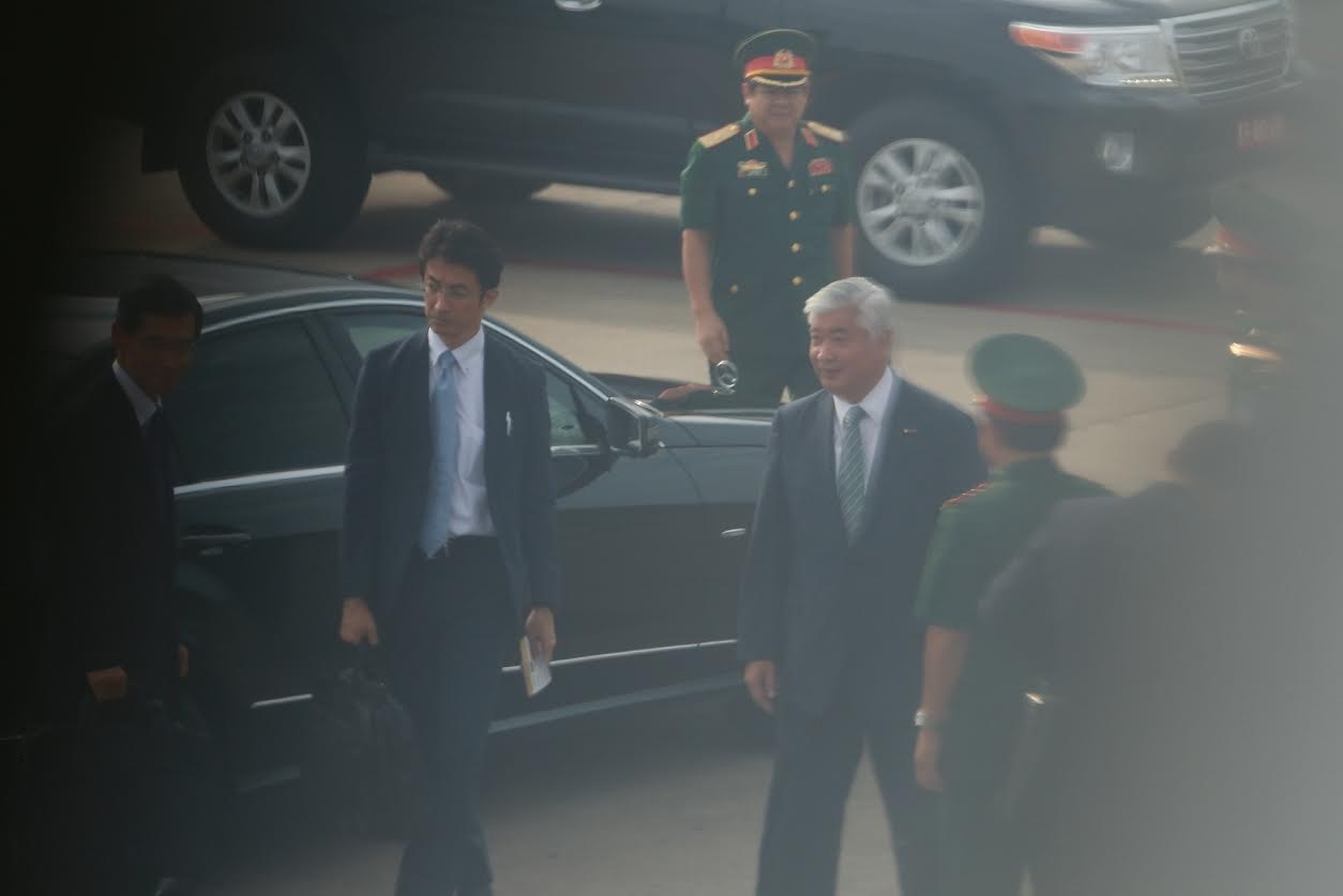 Bo truong Quoc phong Nhat tham quan cang Cam Ranh hinh anh