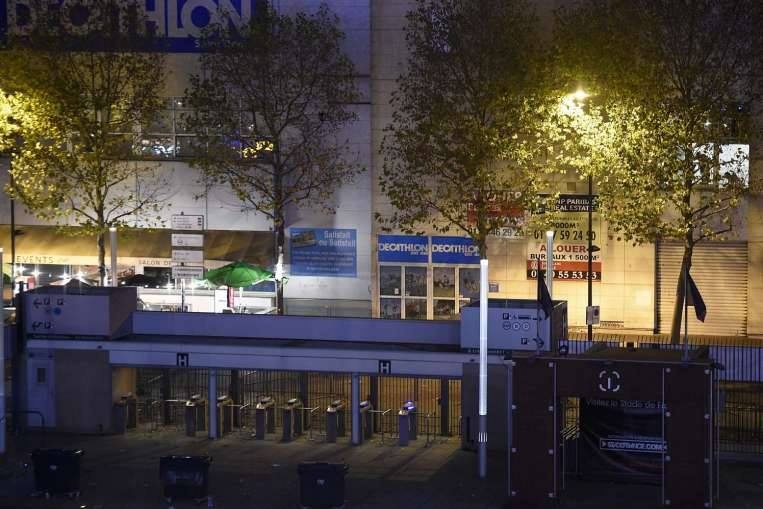 Một lối vào sân Stade de France, nơi 3 quả bom phát nổ, bị  phong tòa. Hơn 200 người bị thương, gồm 80 nạn nhân trong tình trạng nguy kịch, sau vụ tấn công liên hoàn, AFP dẫn nguồn tin an ninh cho hay. Ảnh: AFP