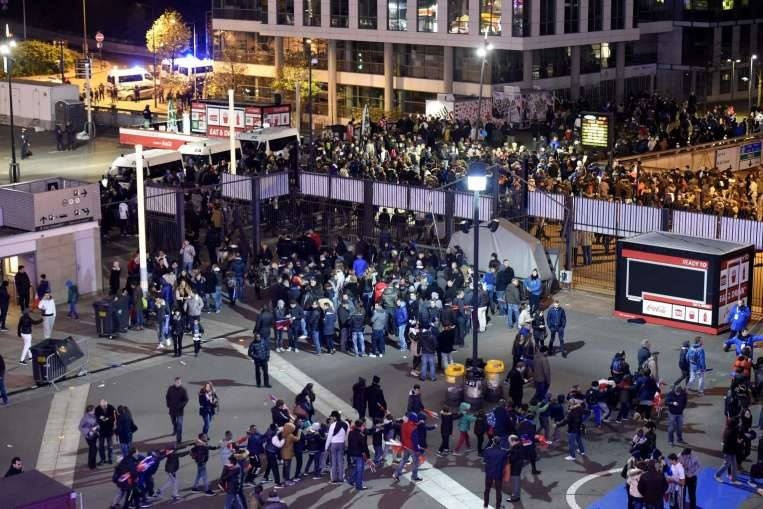 Các cổ động viên rời khỏi sân vận động Stade de France – nơi diễn ra trận giao hữu giữa chủ nhà Pháp và đội tuyển Đức - trong sự hoảng sợ. “Chúng tôi bàng hoàng và sốc sau các vụ tấn công và vụ nổ xảy ra. Luôn có sự lo sợ và tình trạng bất ổn khi ở nơi đánh bom”, huấn luyện viên Joachim Loew của đội tuyển (ĐT) Đức chia sẻ. Ảnh: AP