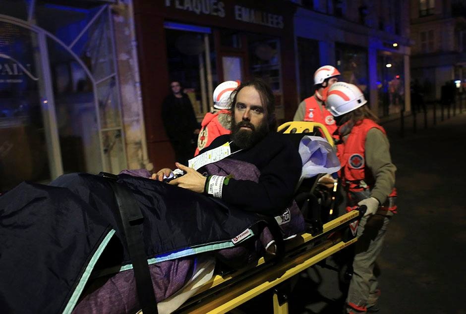 Người đàn ông bị thương không giấu được sự bàng hoàng sau vụ việc. Ảnh: AFP