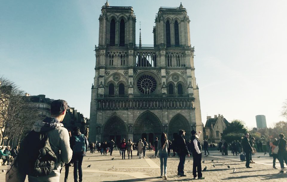 Khong co du hoc sinh Viet Nam bi thuong vi khung bo o Paris hinh anh