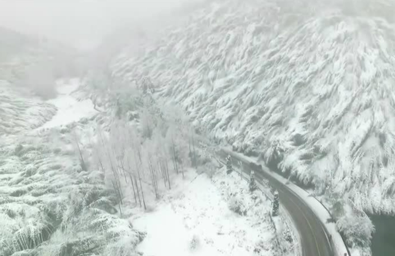 Tuyet phu trang mien Dong Trung Quoc nhin tu tren cao hinh anh