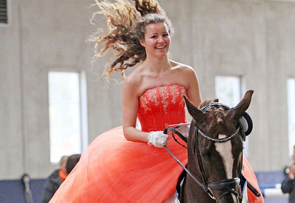 Nu ty phu tre nhat the gioi me cuoi ngua hinh anh