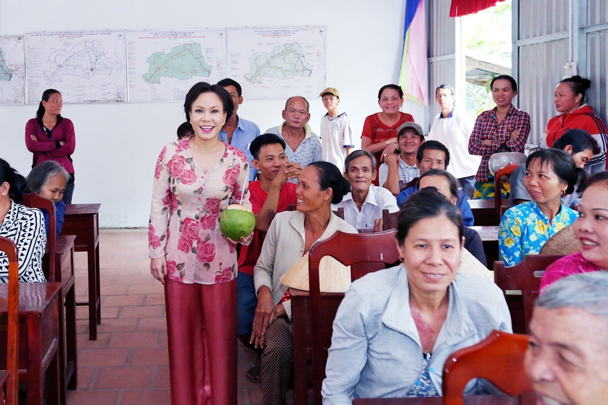 Viet Huong tang qua Tet anh 1