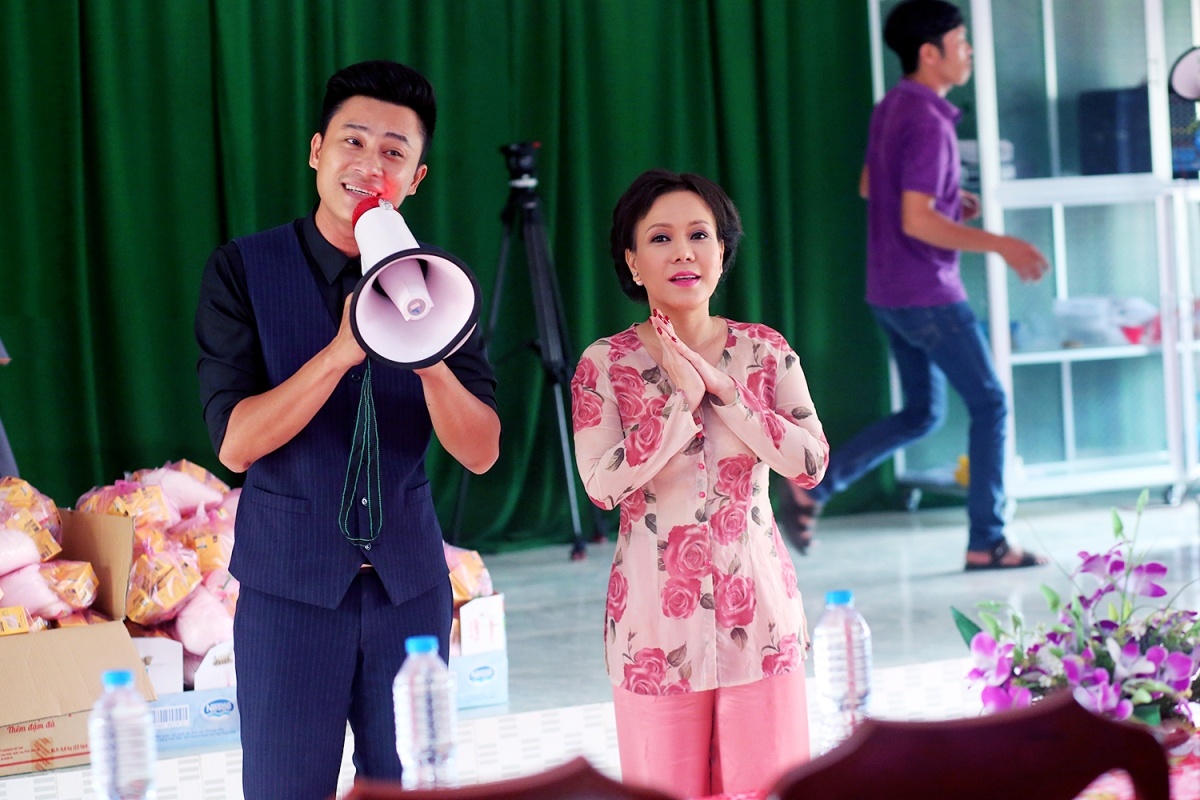 Viet Huong tang qua Tet anh 4