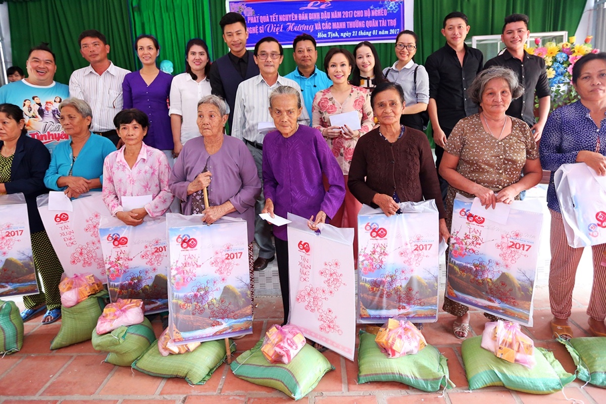 Viet Huong tang qua Tet anh 5