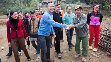 Tuan Hung trao qua Tet cho ba con vung cao hinh anh