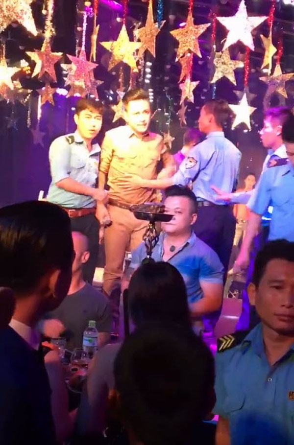 Sao Viet phan ung khi khan gia qua khich anh 4