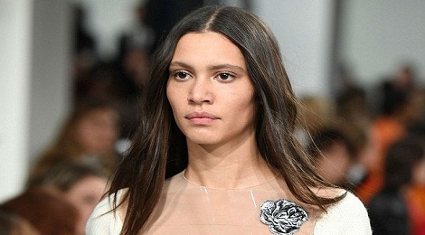 Nguoi mau de nguc tran tai show Calvin Klein hinh anh