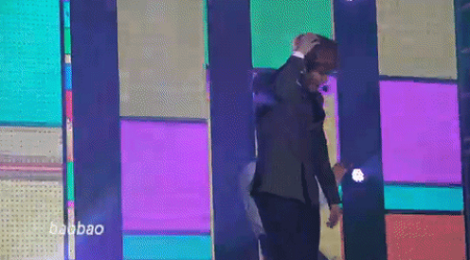 Baekhyun (EXO) bi phao hoa roi vao dau khi dang bieu dien hinh anh