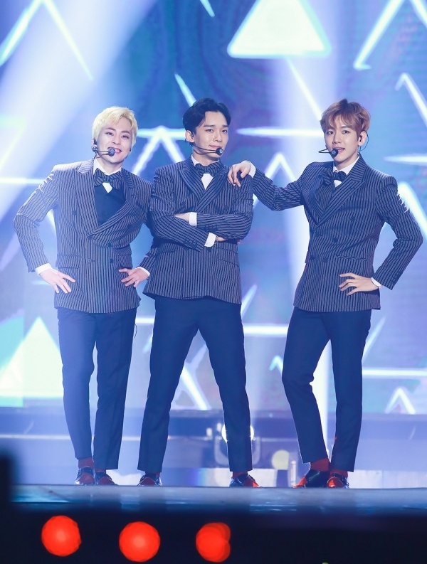 Baekhyun (EXO) bị pháo hoa rơi vào đầu ảnh 1 Baekhyun (EXO) bi phao hoa roi vao dau anh 1