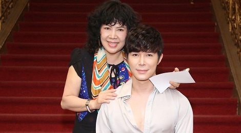 Nathan Lee hat mung sinh nhat me hinh anh