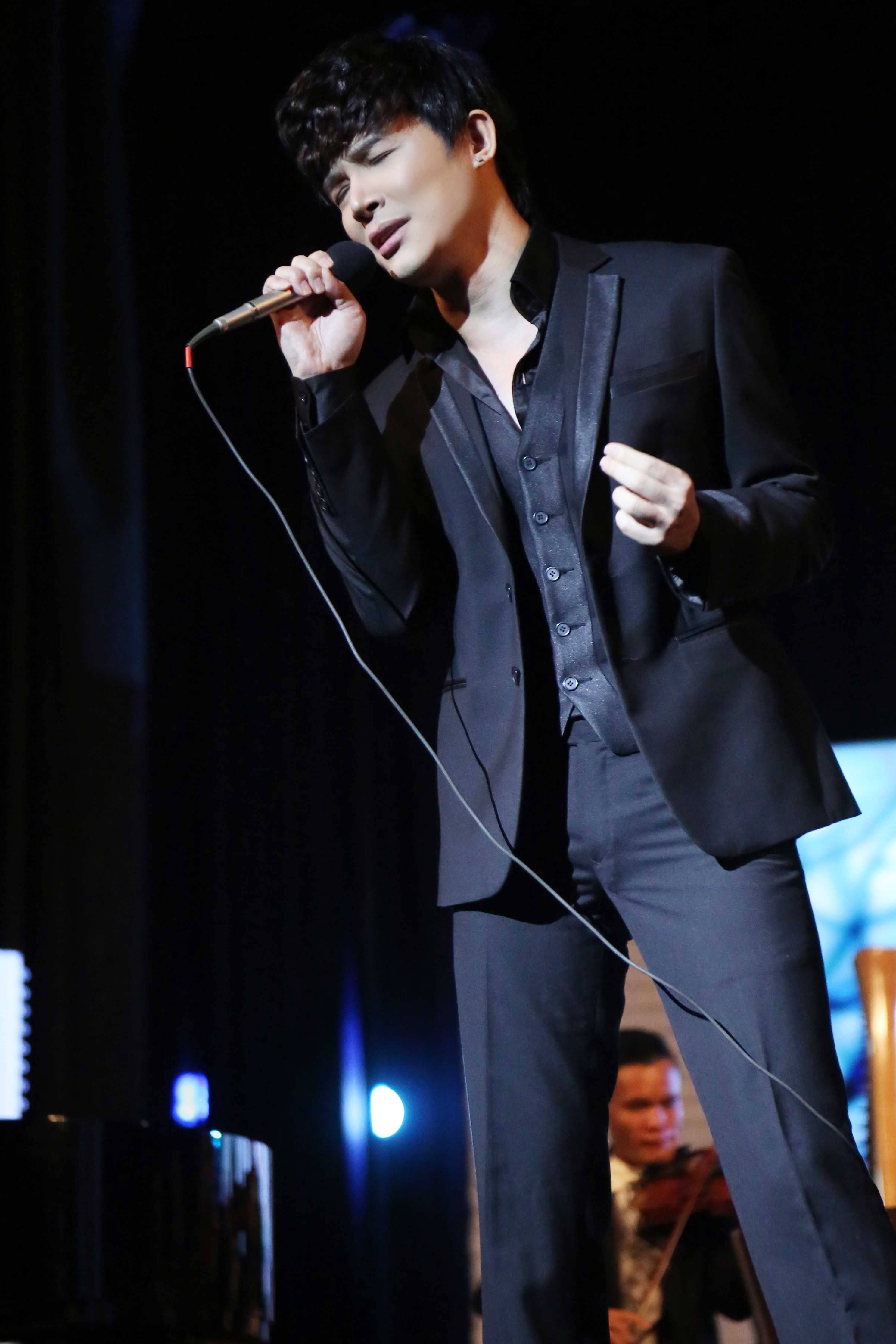 Nathan Lee duoc me ho tong di dien anh 6