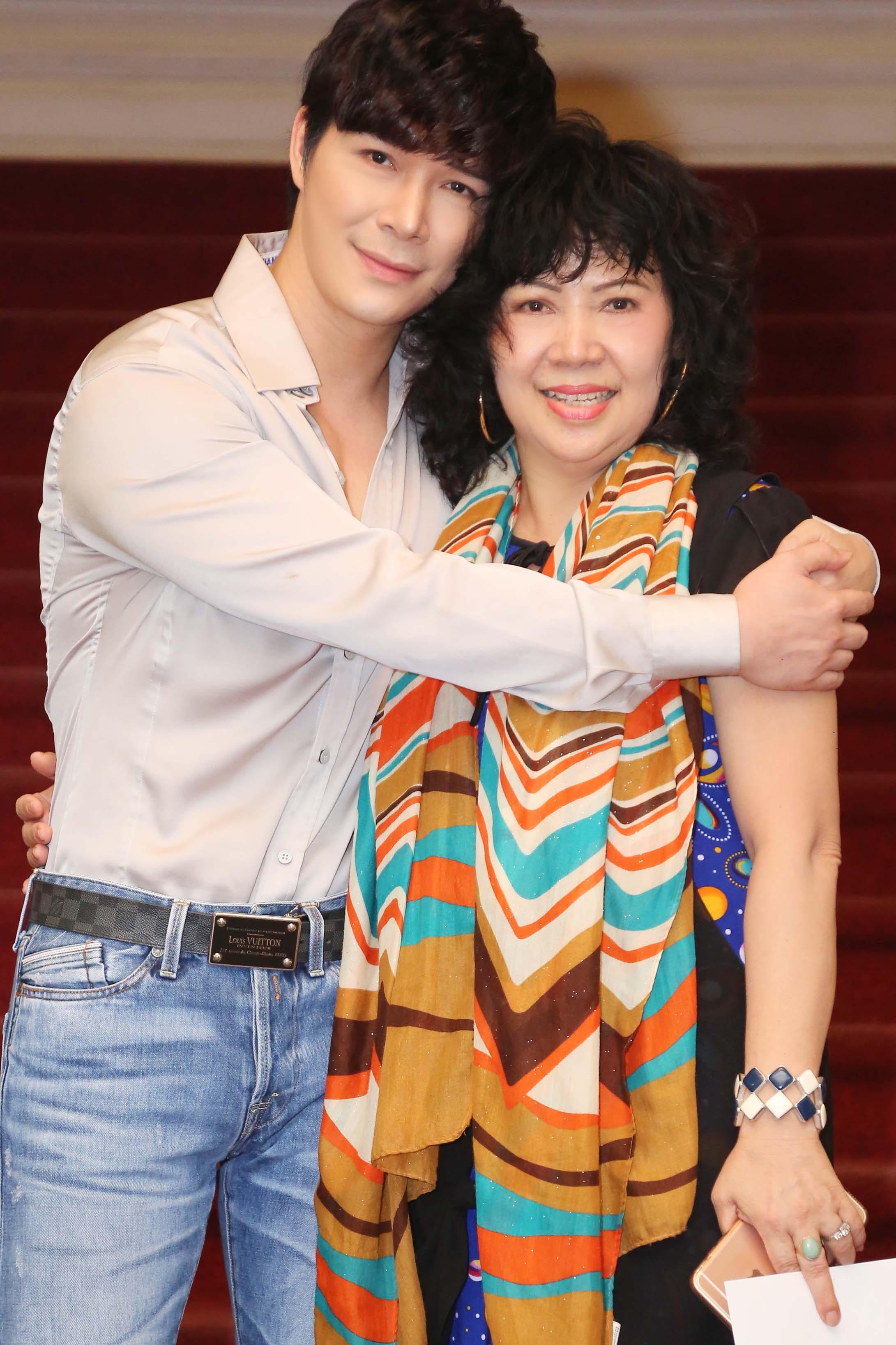 Nathan Lee duoc me ho tong di dien anh 1