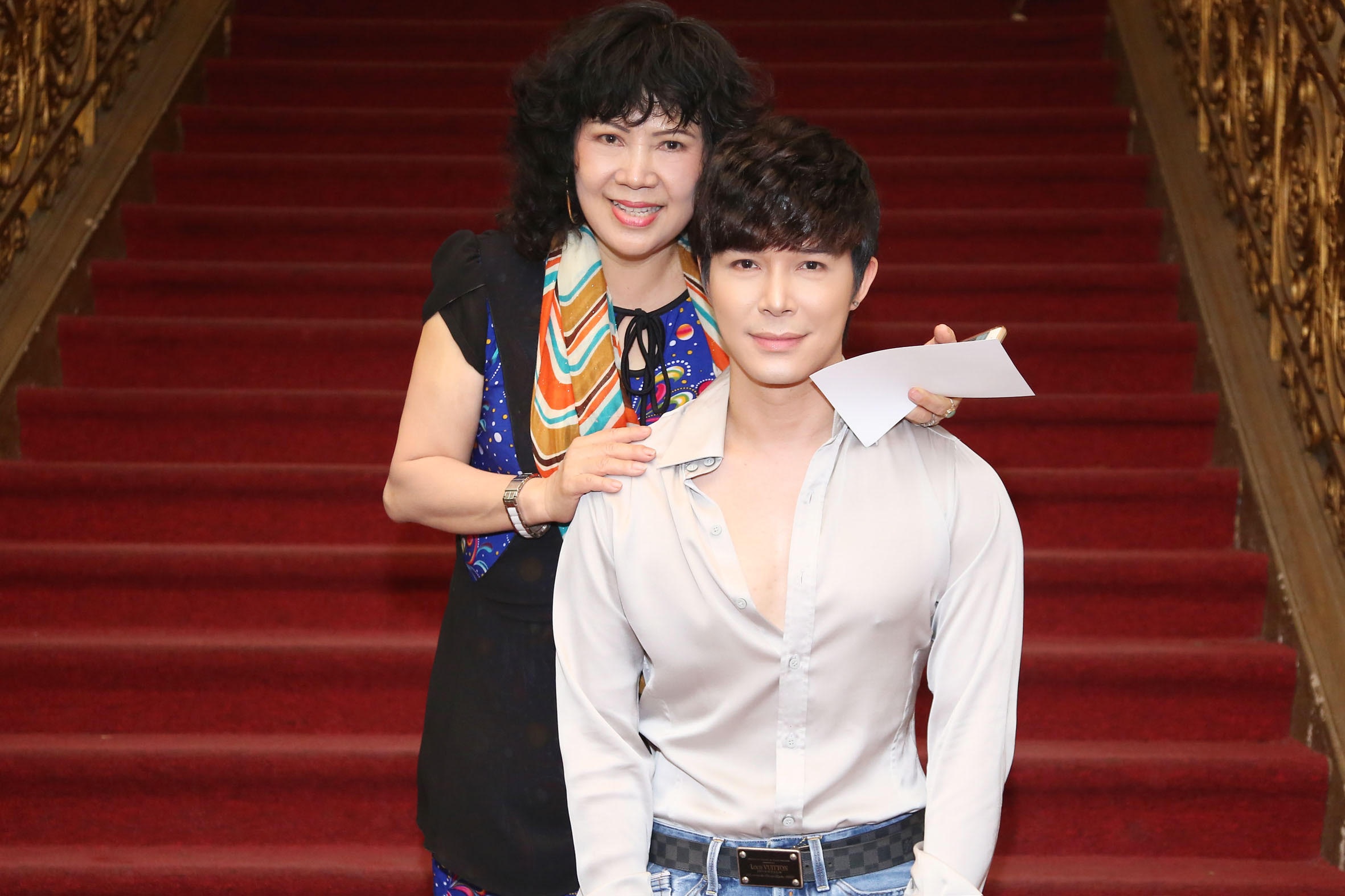 Nathan Lee duoc me ho tong di dien anh 2