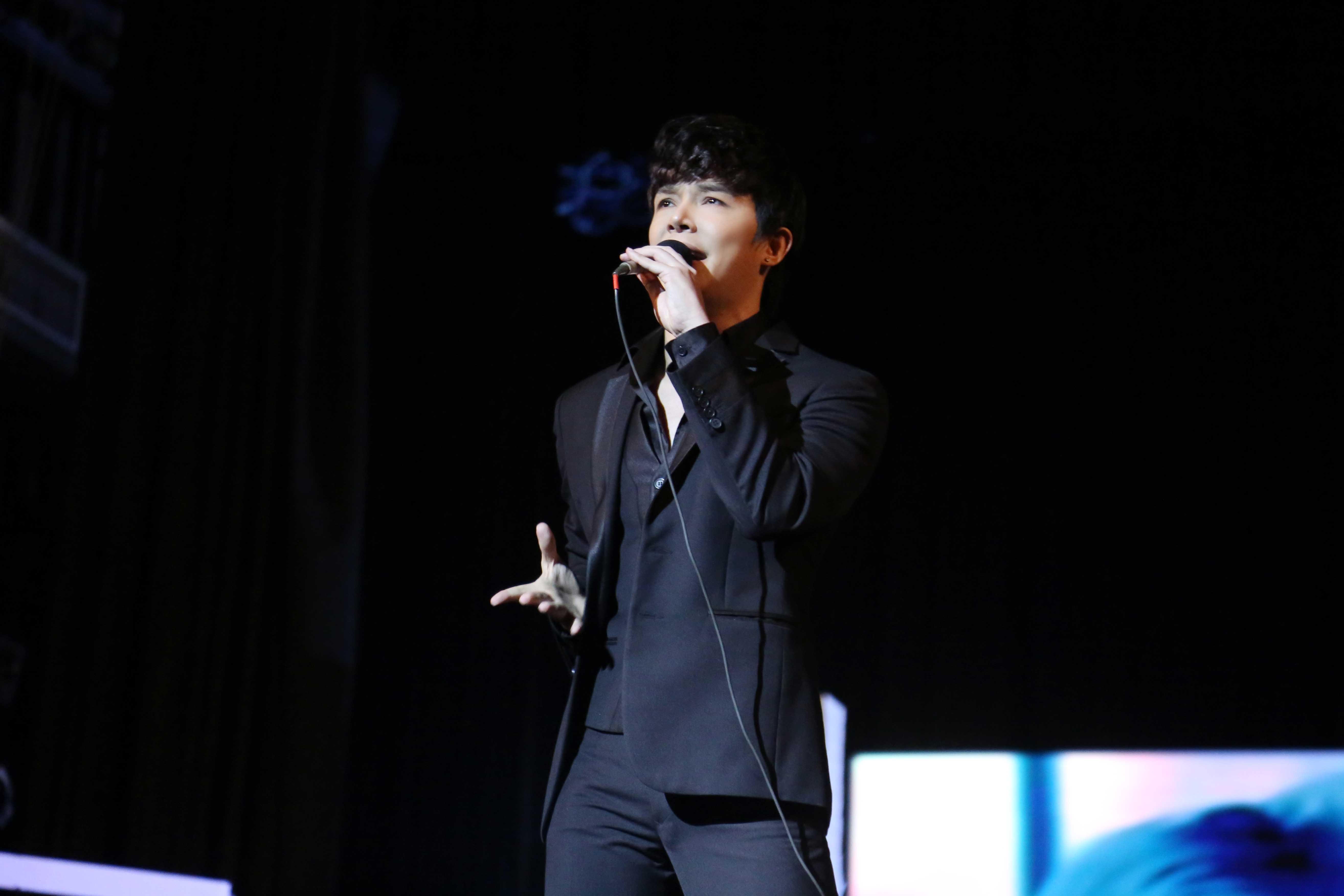 Nathan Lee duoc me ho tong di dien anh 5