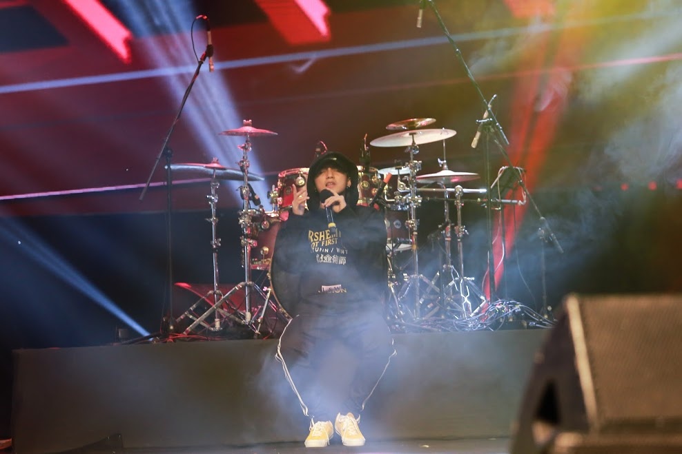 Son Tung M-TP bit kin mit di tong duyet anh 2