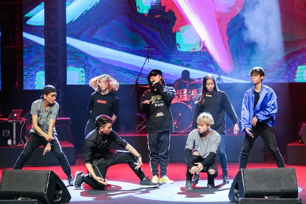 Son Tung M-TP bit kin mit di tong duyet anh 3