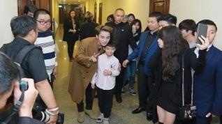 Son Tung duoc fan nhi o Ha Noi chao don hinh anh