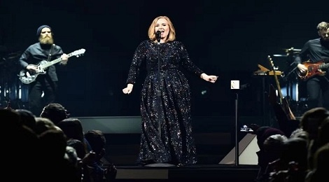 Adele duoc di chuyen bang mot chiec hop hinh anh