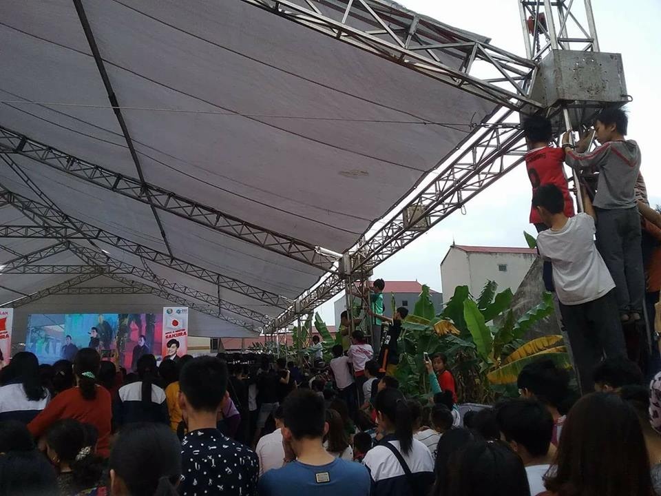 Fan vây kín xe chở Noo Phước Thịnh ảnh 1 Fan vay kin xe cho Noo Phuoc Thinh anh 1