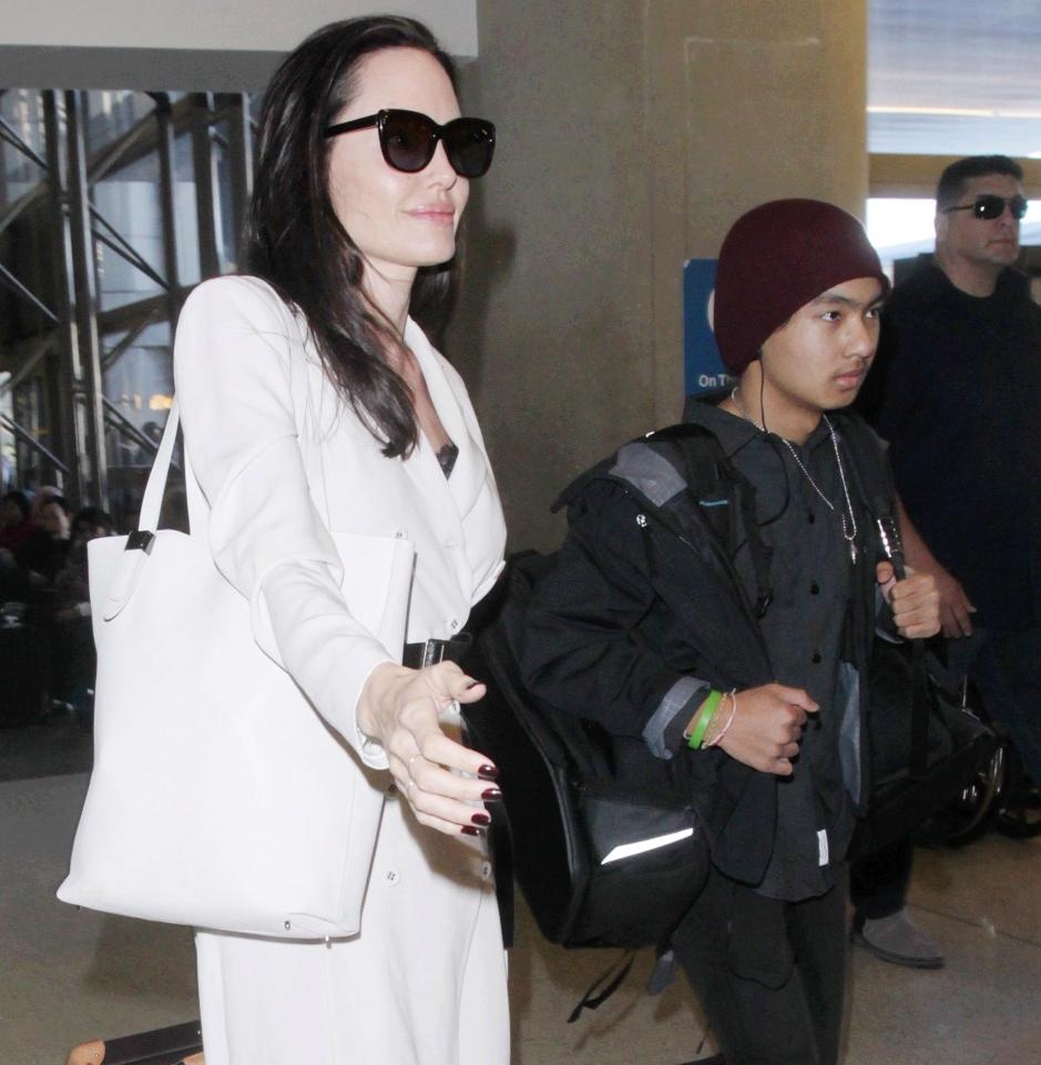 Angelina Jolie bị tố giả mạo giấy tờ ảnh 2 Angelina Jolie bi to gia mao giay to anh 2