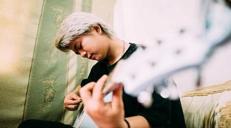 Quang Anh hat ca khuc tu sang tac mang ten Em la ai hinh anh