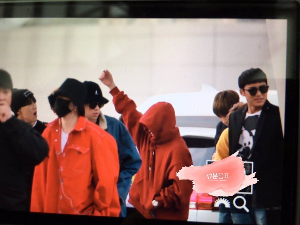 A Pink,  Seventeen ra san bay toi Viet Nam anh 1