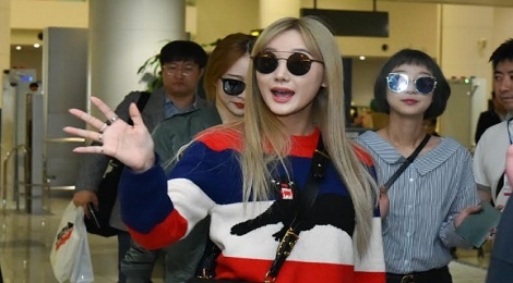 EXID than thien vay tay chao hang tram fan Viet khi vua xuong san bay hinh anh