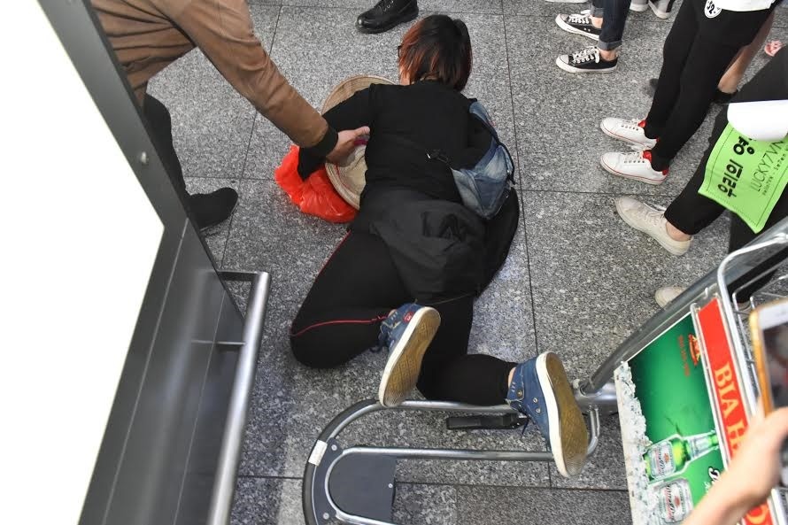 Fan Viet vap nga vi duoi theo Se7en hinh anh