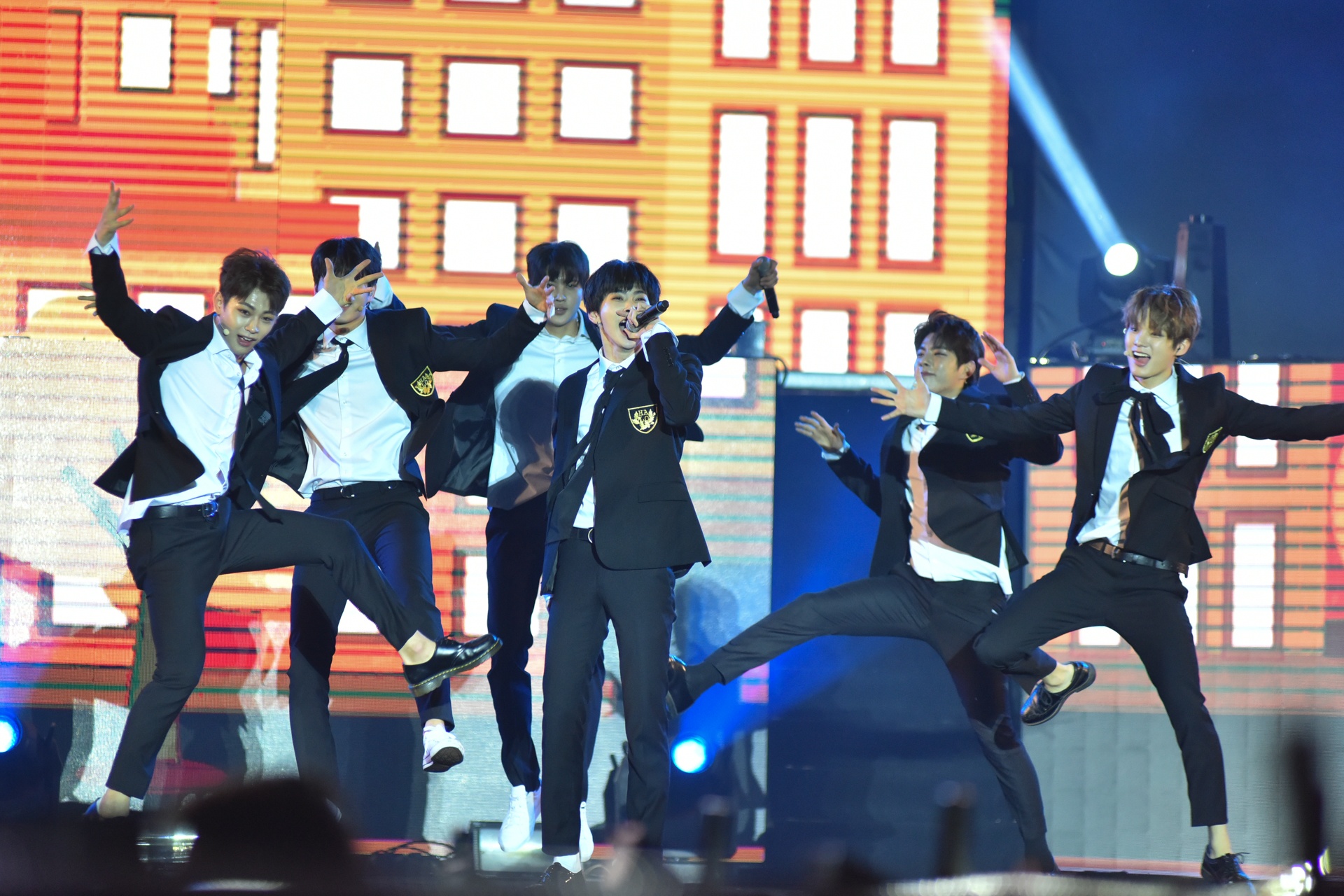 Sao Han dien duoi troi mua anh 9