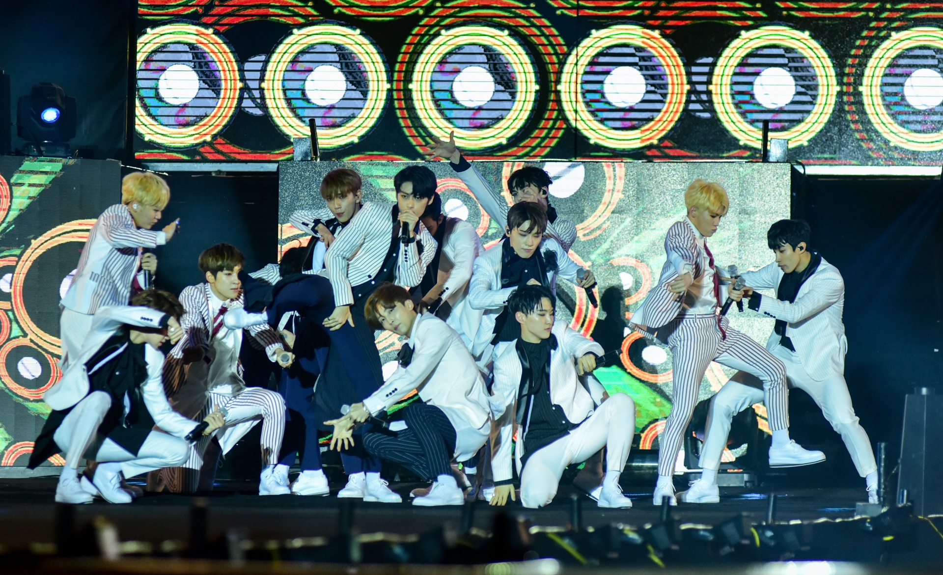 Sao Han dien duoi troi mua anh 5